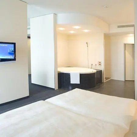Novina Herzo-base Hotel