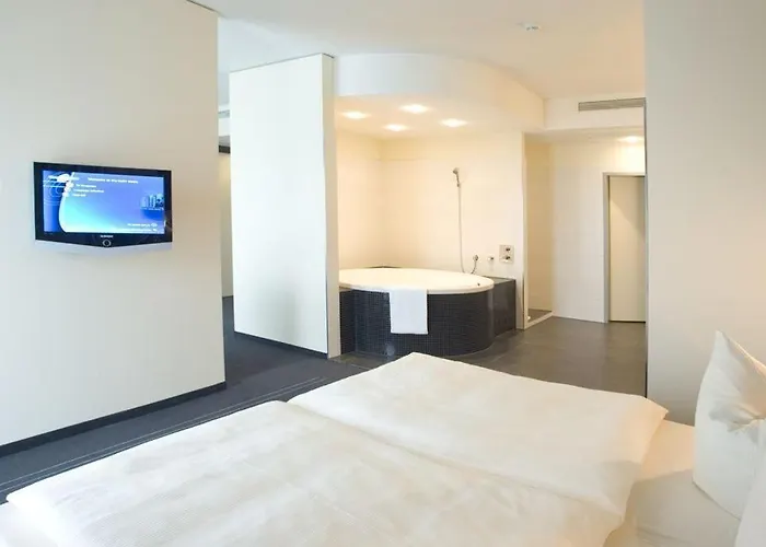 Novina Herzo-base Hotel